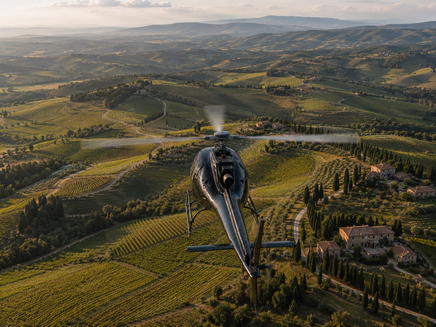 Elicottero privato in volo sopra i vigneti del Chianti